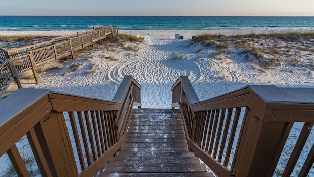 Beach nearby - Pet Friendly! Private Beach Access! Chateau La Mer 8C Destin! (Destin)