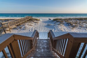 Beach nearby - Pet Friendly! Private Beach Access! Chateau La Mer 8C Destin! (Destin)