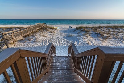 Pet Friendly! Private Beach Access! Chateau La Mer 8C Destin!