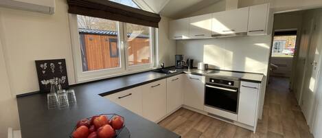 Kühlschrank, Ofen, Geschirrspüler, Kochgeschirr/Geschirr/Besteck