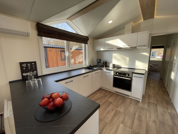 Kühlschrank, Ofen, Geschirrspüler, Kochgeschirr/Geschirr/Besteck