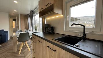 Fridge, cookware/dishes/utensils