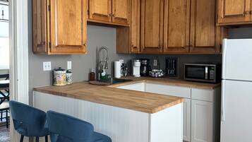 Réfrigérateur, micro-ondes, cafetière/bouilloire