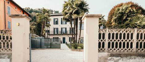 المنشأة من الخارج