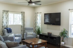 Smart TV, books - Cozy Cottage-near Waco, Magnolia and Baylor University-sleeps 4! (China Spring)