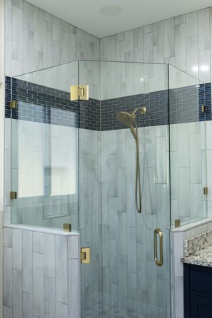 Shower, hair dryer, towels, soap - Cozy Cottage-near Waco, Magnolia and Baylor University-sleeps 4! (China Spring)