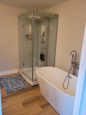 Dusche, Haartrockner, Bidet, Handtücher