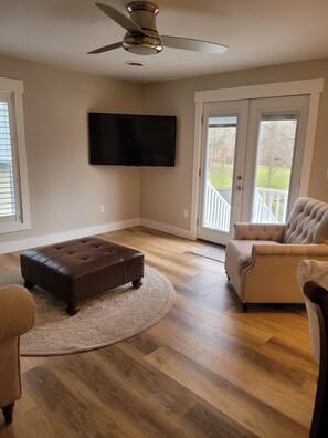 Smart TV - Upscale lodging near Oswego State University, borders Rice Creak Field Station (Oswego)