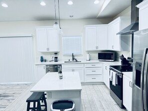 Refrigerador, microondas, horno, placa de cocina