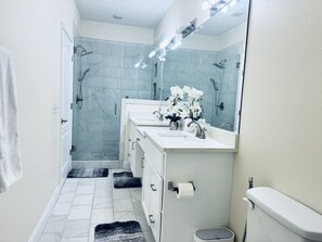Secadora de cabello, bidet, toallas, jabón 