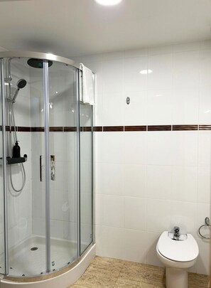 Shower, hair dryer, bidet, towels - Apartamento en Chulilla. La Muela 1 (Chulilla)