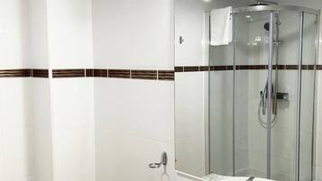 Douche, sĂšche-cheveux, bidet, serviettes fournies