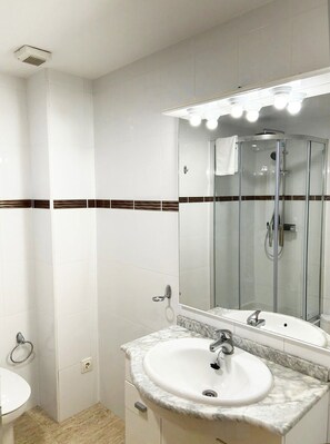 Dusche, Haartrockner, Bidet, Handtücher