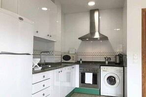 Een koelkast, een magnetron, een oven, een koffiezetapparaat/waterkoker