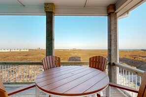 Outdoor dining - Shared Pool, Shared Hot Tub, Pet Friendly (Port Aransas)