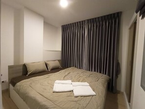 4 bedrooms, WiFi, bed sheets - J condo Rama 2 (Krung Thep Maha Nakhon)