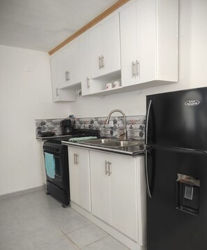 Kühlschrank, Mikrowelle, Ofen, Kochgeschirr/Geschirr/Besteck