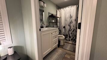 Een bubbelbad, een haardroger, handdoeken, shampoo