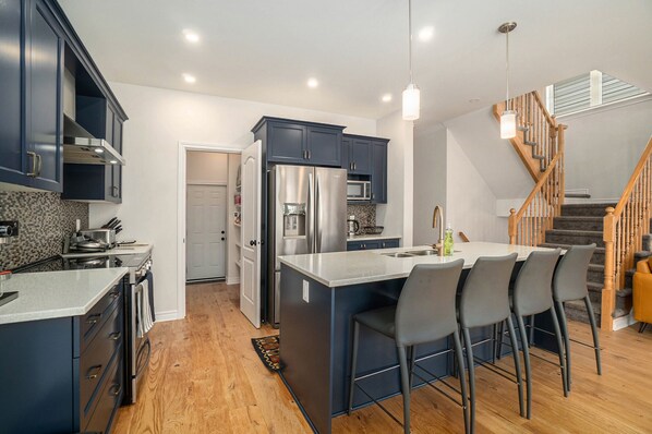 Een koelkast, een microgolfoven, een oven, een kookplaat