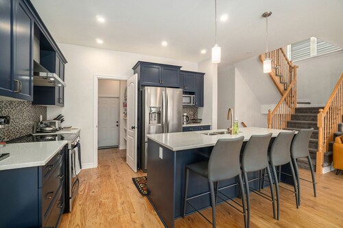 Furnished 4 Bedroom House in Ottawa sleeps 8