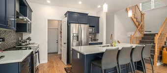 Furnished 4 Bedroom House in Ottawa sleeps 8