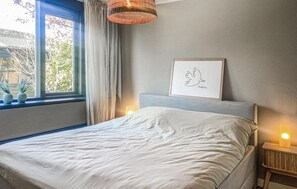 2 bedrooms, iron/ironing board, free WiFi