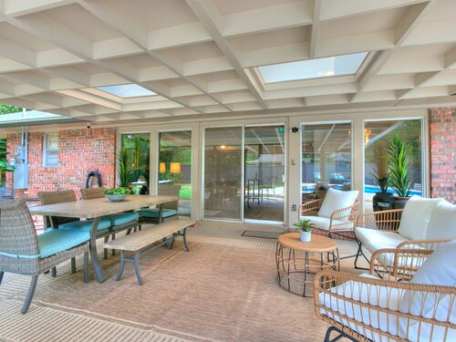 Poppy's Place - Campus Home w/ Pool