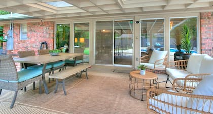 Poppy's Place - Campus Home w/ Pool