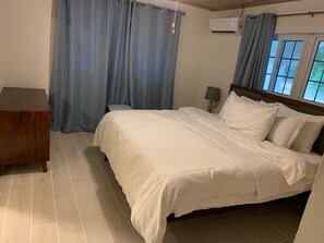 3 dormitorios, caja fuerte, escritorio y tabla de planchar con plancha