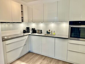 KĂŒhlschrank, Ofen, Herdplatte, GeschirrspĂŒler