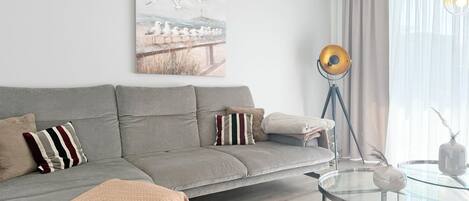 Televisio, pöytätennispöytä, stereot