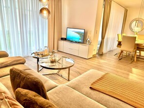 Una televisión, una mesa de tenis de mesa, un reproductor estéreo