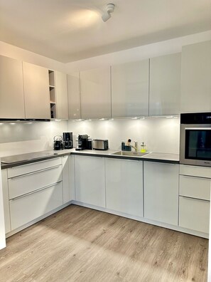 Frigorífico, horno, placa de cocina y lavavajillas