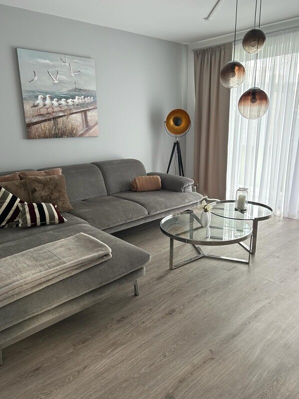 TV, table tennis, stereo