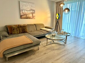 Una televisión, una mesa de tenis de mesa, un reproductor estéreo
