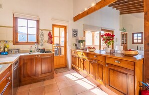 Kjøleskap, ovn, kokeplater og oppvaskmaskin