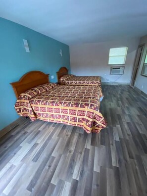 Kamar Standar, 2 Tempat Tidur Queen | Wi-Fi gratis, seprai linen, dan dapat diakses tamu berkursi roda