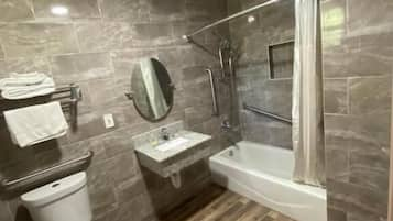 Combined shower/tub, free toiletries, towels