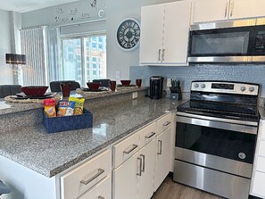 Een koelkast, een magnetron, een oven, een kookplaat