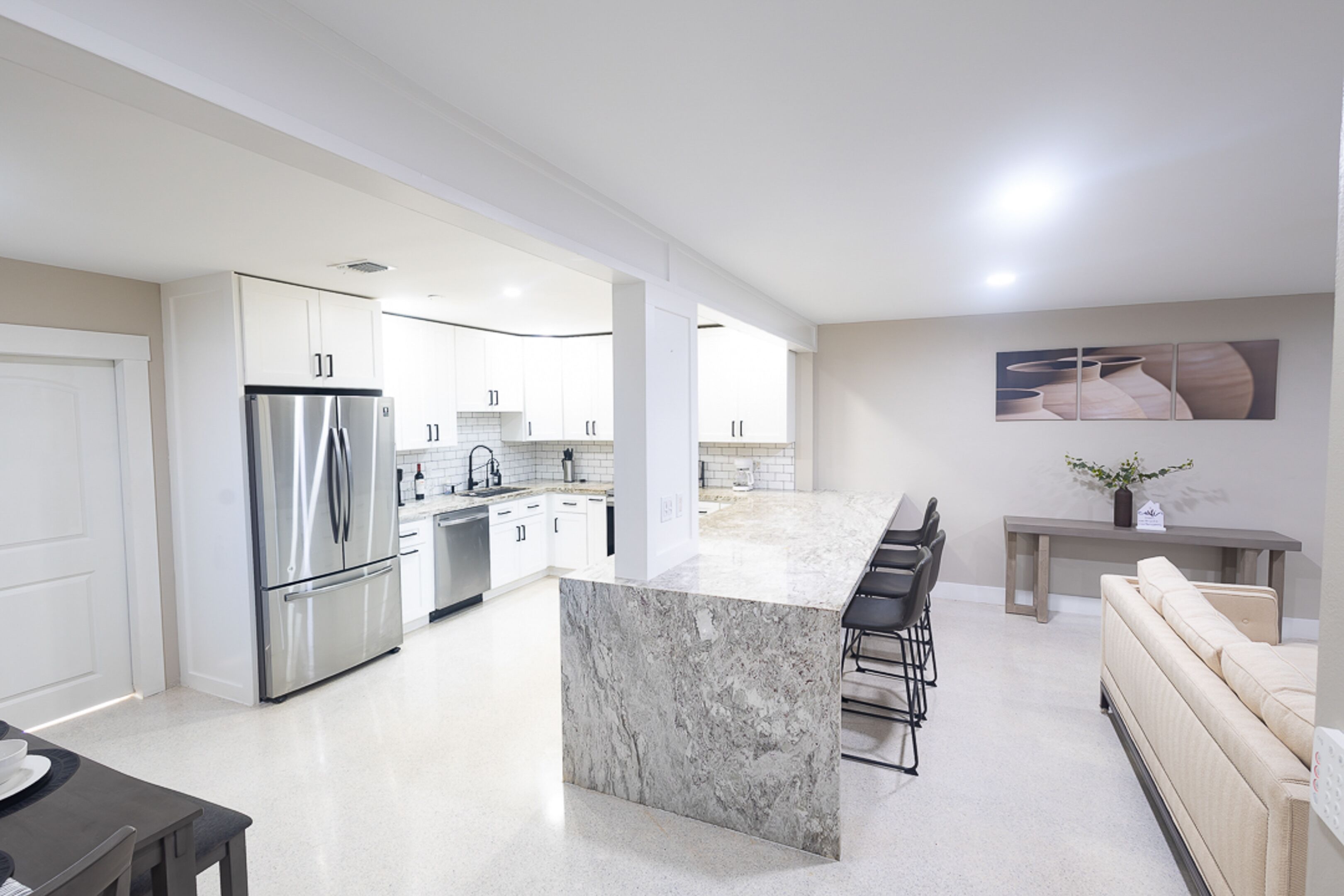 Modern pool deck home minutes to beach and golfing!