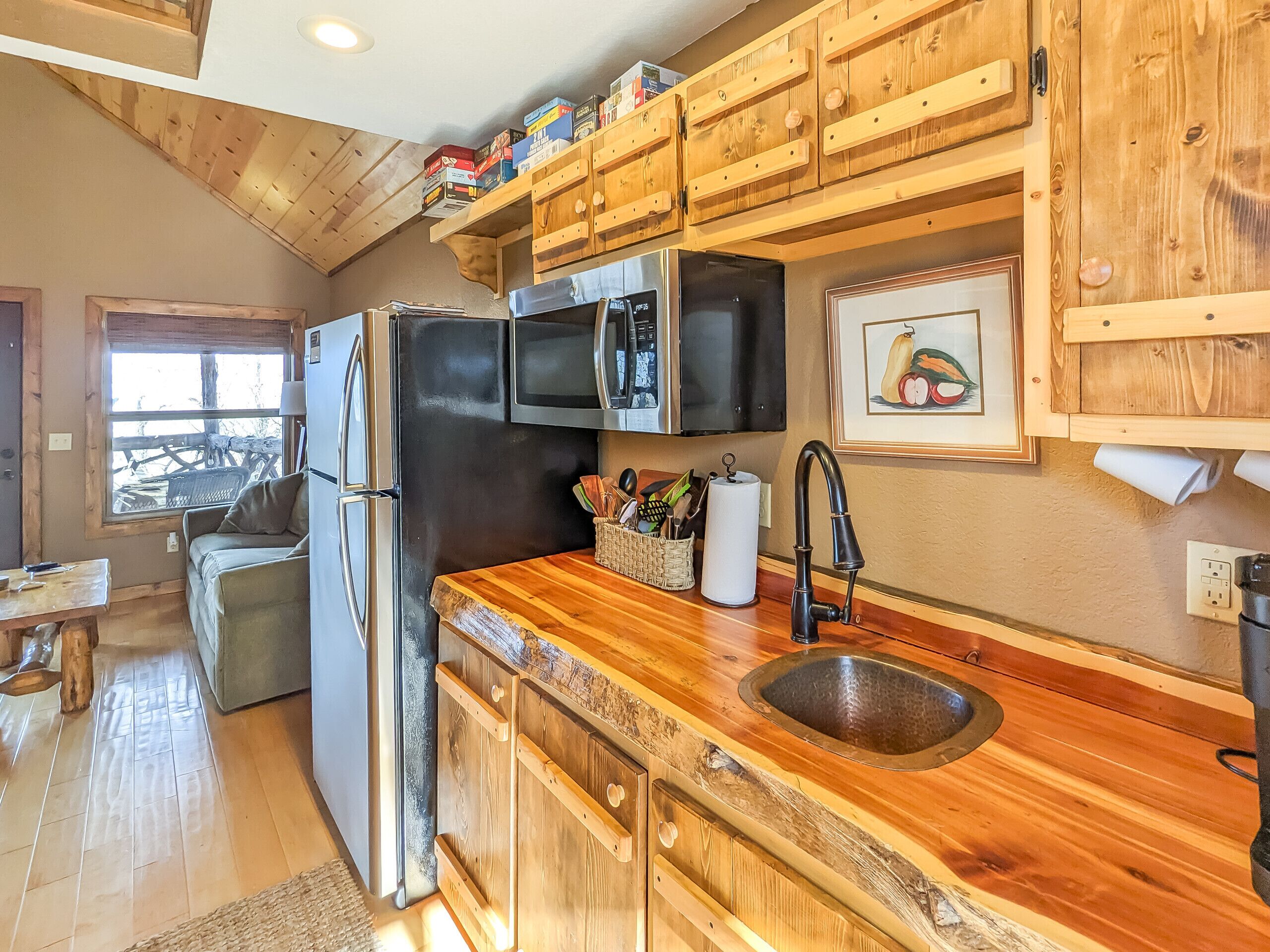 Kjøleskap, kaffetrakter/tekoker, vannkoker og brødrister