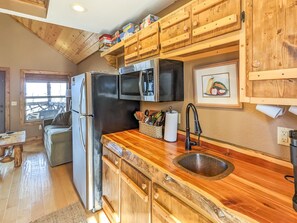 ثلاجة، ماكينة لصنع القهوة/الشاي، غلّاية كهربائية، محمصة خبز