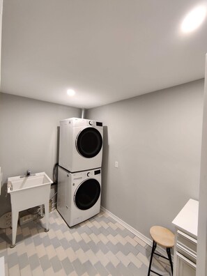 Interior - Escape to Muskoka Tranquility: Lakeside Bliss Awaits at Our Charming Cottage! (Huntsville)