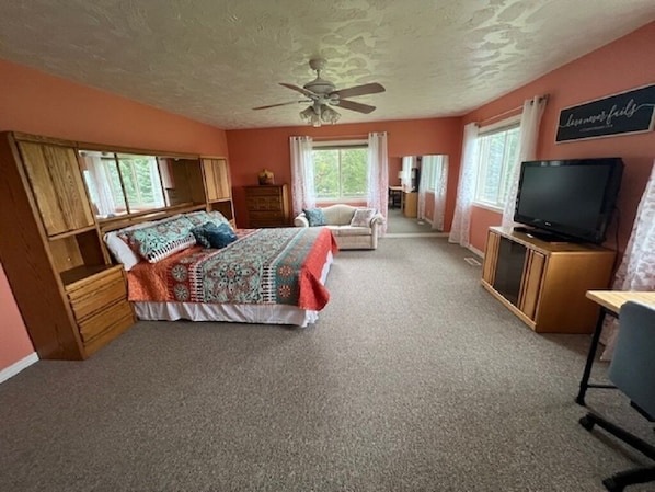 1 bedroom, WiFi, bed sheets - The Orange Room at the Salem House Deluxe private Bedroom in shared living space (Rexburg)