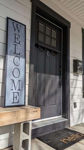 Entire Pet Friendly House-Fully Fenced Backyard-Abundant Play Space-Near Resorts