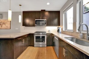 Réfrigérateur, four à micro-ondes, un four, surface de cuisson