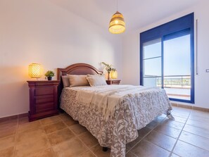 4 Schlafzimmer, Schreibtisch, Bügeleisen/Bügelbrett, WLAN