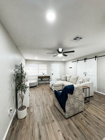 Smart TV, fireplace, books. Moonlight Mountains: New/Remodeled, Clean 4BR Home Near Fort Sill, Wichita Mts