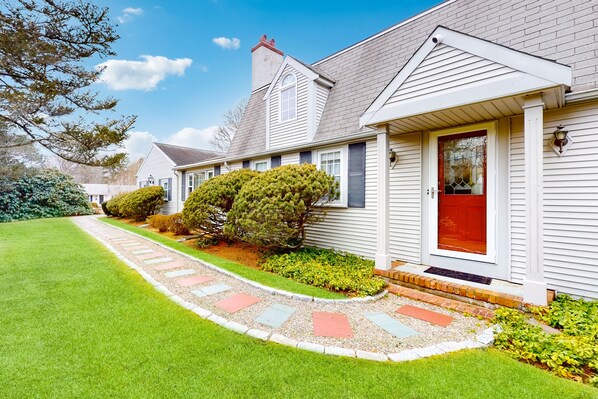 Exterior - Traditional coastal home with large yard, gazebo, grill, smart TVs, washer/dryer (Centerville)