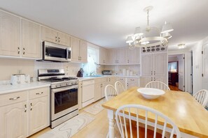 Fridge, microwave, oven, stovetop - Traditional coastal home with large yard, gazebo, grill, smart TVs, washer/dryer (Centerville)